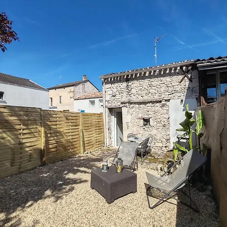 Charming House With Private Garden, Ideal Couple 別荘 *