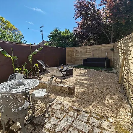 Charming House With Private Garden, Ideal Couple 別荘