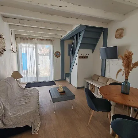 Charming House With Private Garden, Ideal Couple 別荘 *